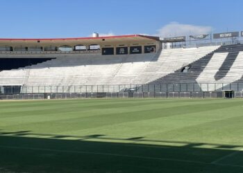 Estádio do Vasco da Gama vazio, gramado e arquibancadas.