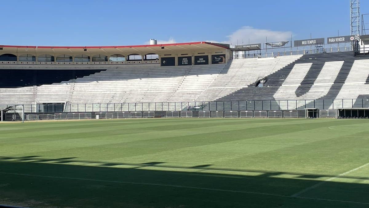 Estádio do Vasco da Gama vazio, gramado e arquibancadas.