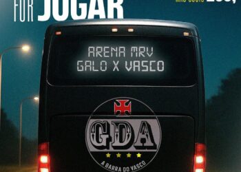 Goleiro em uniforme do Vasco, segurando a bola.