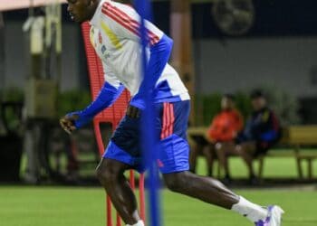 Atleta treinando, com foco na preparação física.