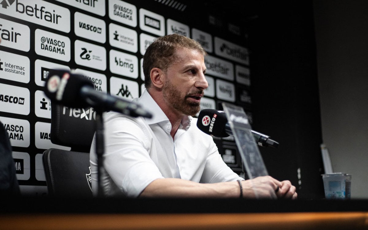 Vasco na sala de imprensa, presidente em entrevista.