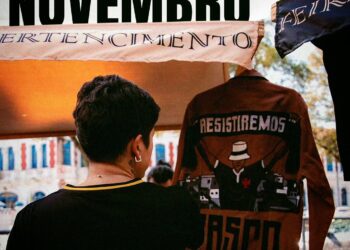 Vascaeiro com camiseta preta e cabelo curto.