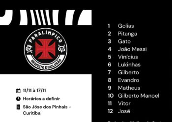 Goleiro do time do Vasco com uniforme vermelho e preto.