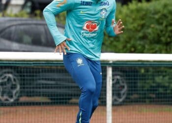 Treinador do Vasco treinando no campo.