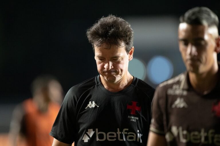 Jogador do Vasco com expressão de tristeza ou reflexão.