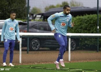 Atletas do Vasco treinando em campo ao ar livre.