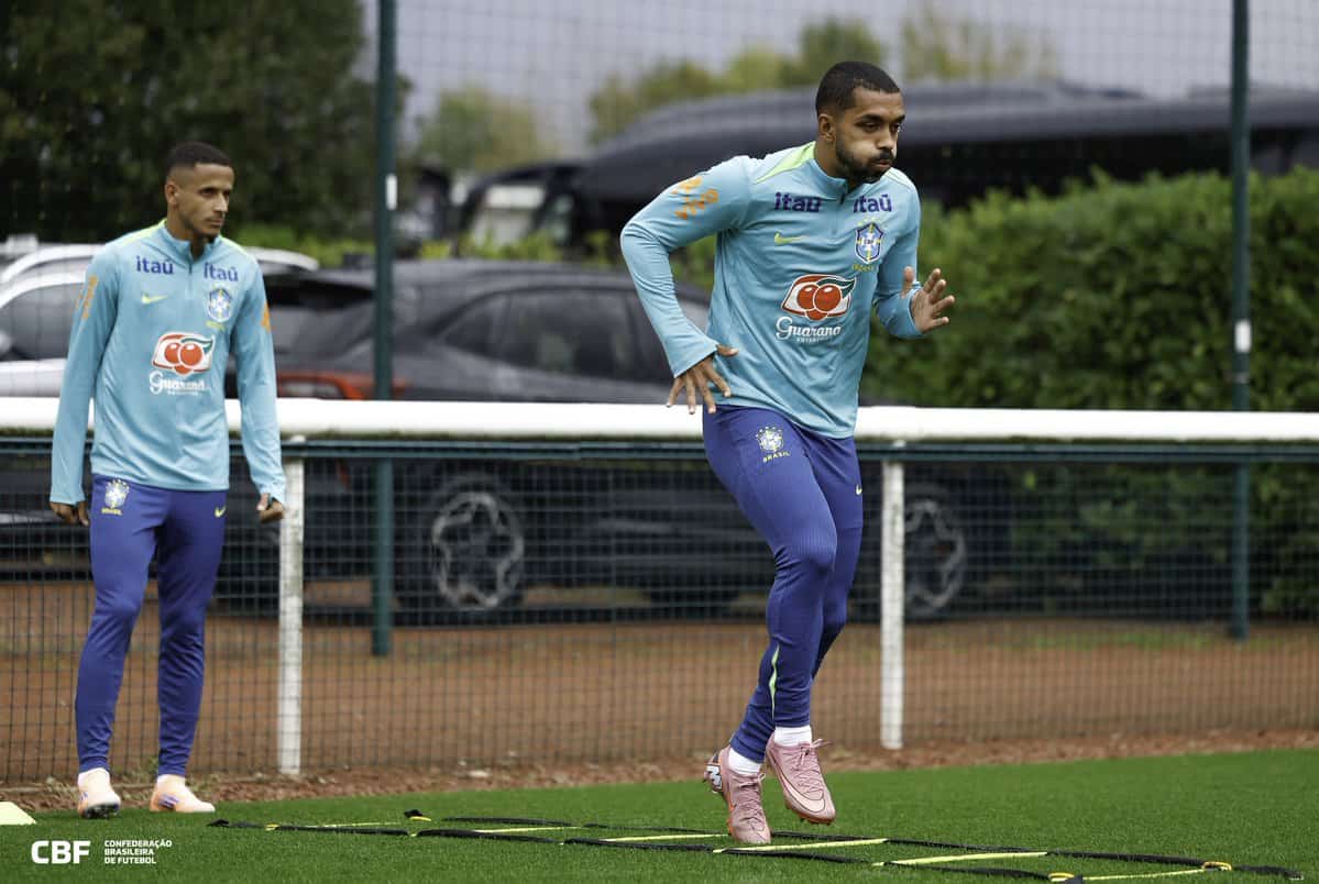 Atletas do Vasco treinando em campo ao ar livre.