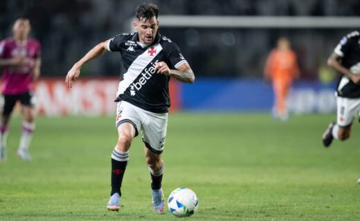 Jogador do Vasco controlando a bola em campo.