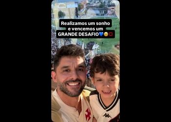 Homem e criança sorrindo juntos.