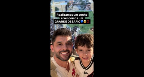 Homem e criança sorrindo juntos.