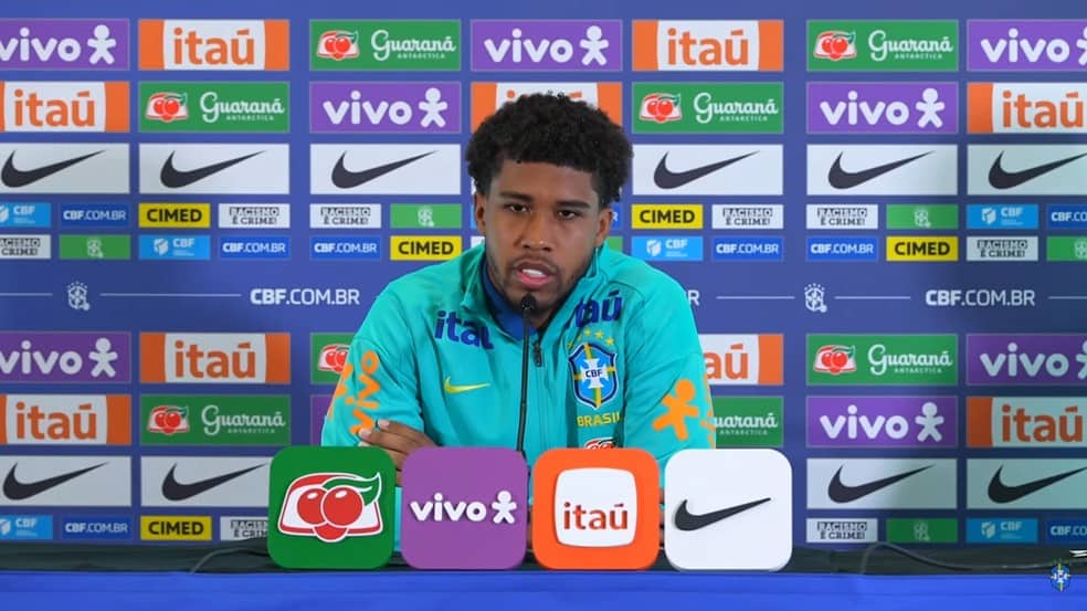 Jogador da seleção brasileira em coletiva de imprensa.