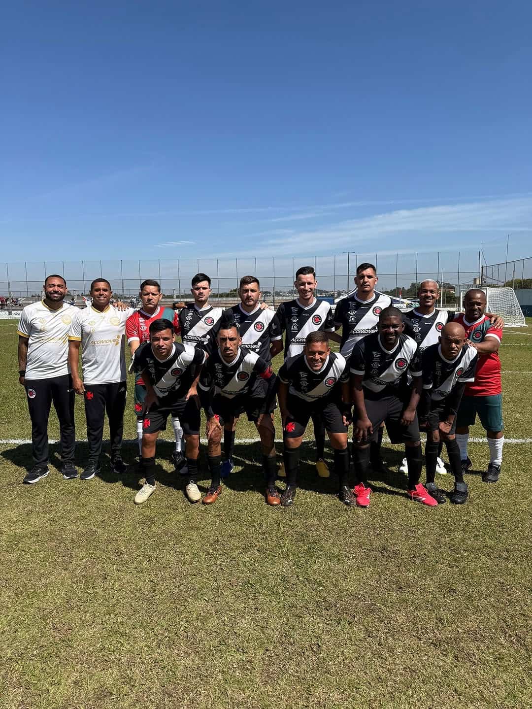 Jogadores do Vasco em campo ao ar livre.