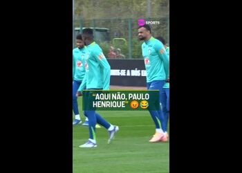 Jogadores do Vasco treinando em campo.