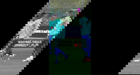 Jogadores do Vasco treinando em campo.