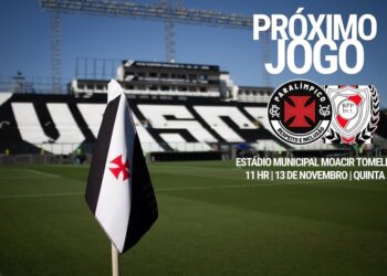 Bandeira do Vasco no estádio Moacyr do Tomin; anúncio do próximo jogo.