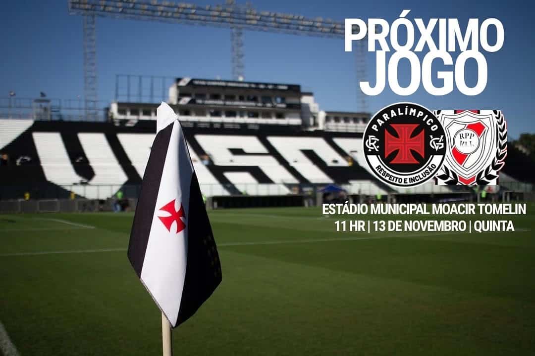 Bandeira do Vasco no estádio Moacyr do Tomin; anúncio do próximo jogo.