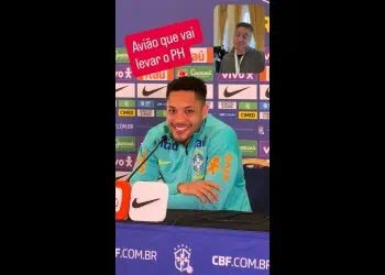 Jogador do Vasco sorrindo em entrevista.