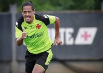 Corintiano comemorando gol em campo.