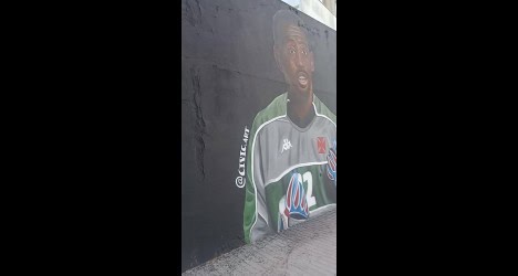 Jogador do Vasco em mural na parede.