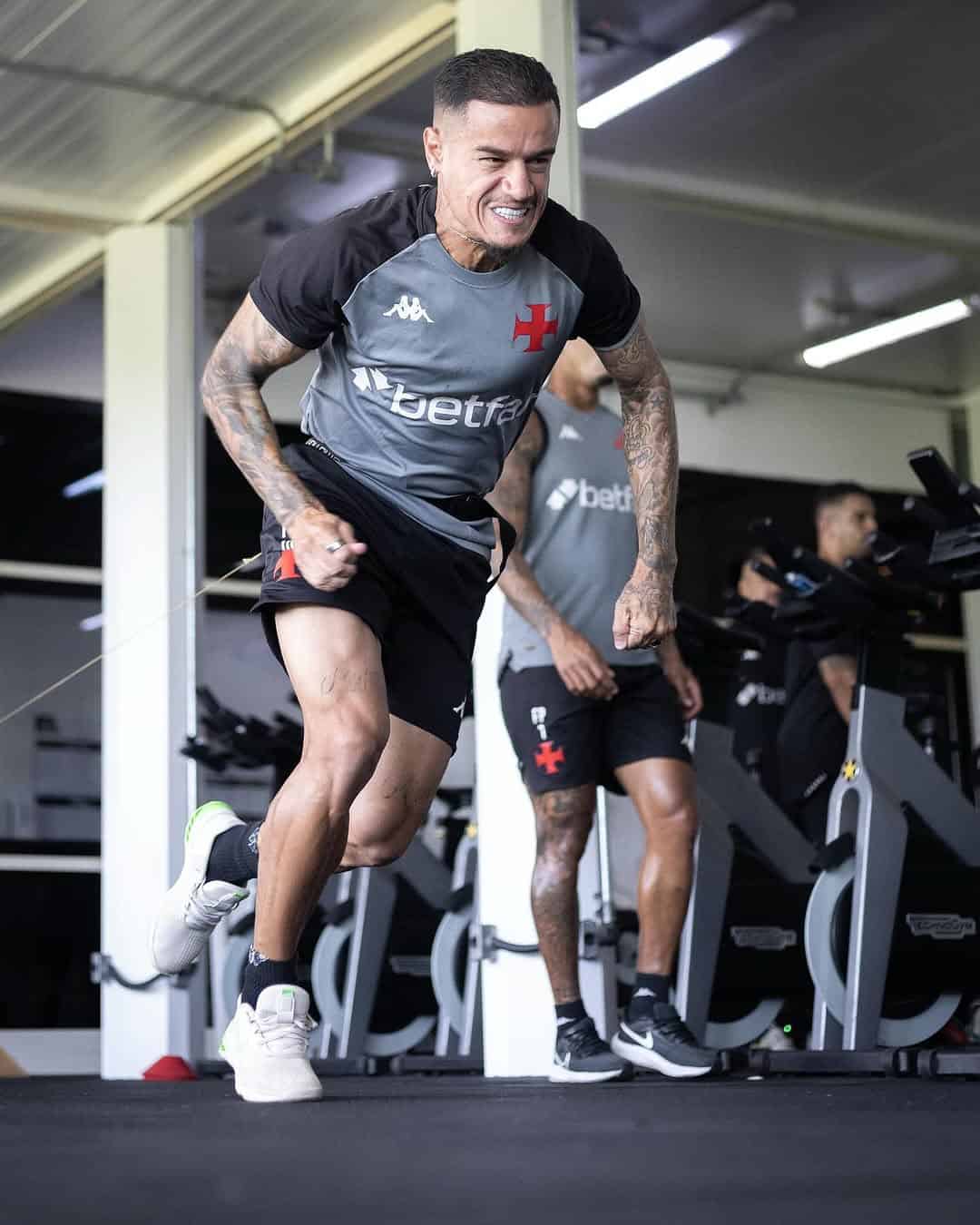 Atleta de futebol treinando na academia com concentração.