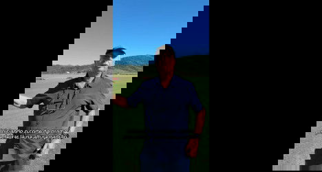 Homem segurando régua no campo.