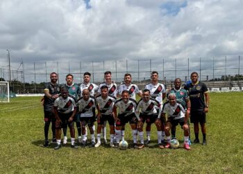 - Jogadores do Vasco em campo com equipe completa.