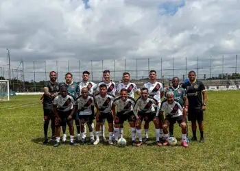 - Jogadores do Vasco em campo com equipe completa.