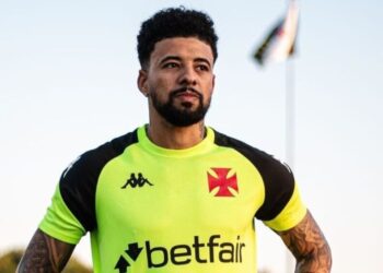 Jogador de futebol com uniforme do Vasco.