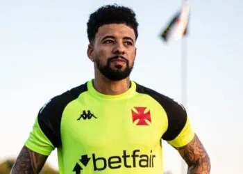 Jogador de futebol com uniforme do Vasco.