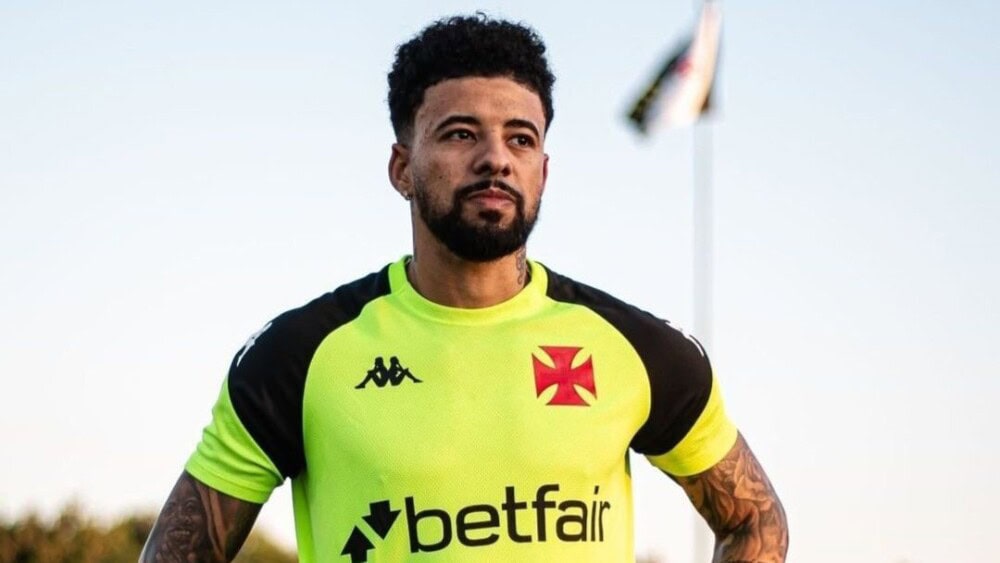 Jogador de futebol com uniforme do Vasco.