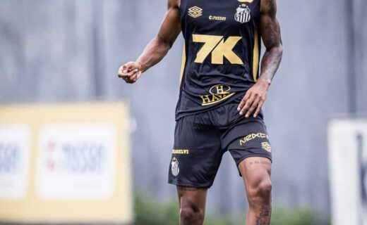 Jogador do Santos com bola nos pés em treino ao ar livre.