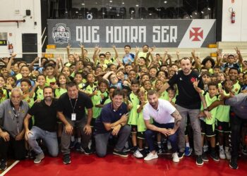 Vasco da Gama com grupo de crianças no ginásio.