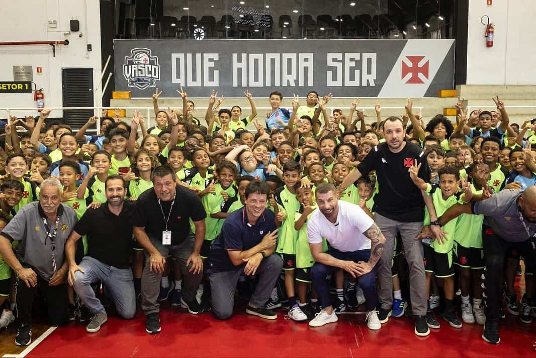 Vasco da Gama com grupo de crianças no ginásio.