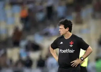 Treinador do Vasco em campo.