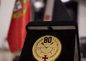 Relógio comemorativo do Vasco em destaque.