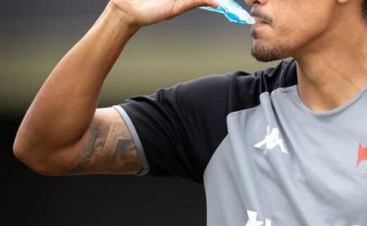 Água sendo bebida por atleta do Vasco.