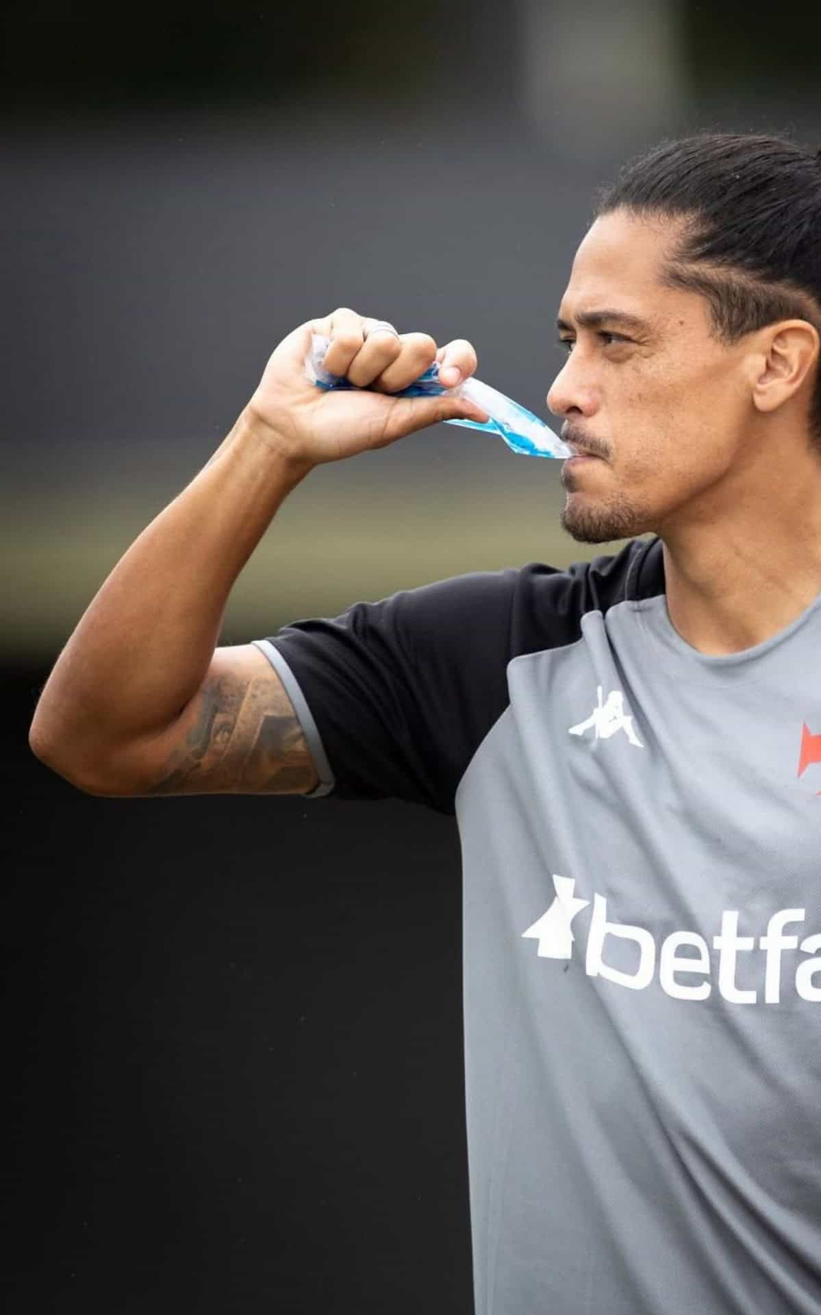 Água sendo bebida por atleta do Vasco.