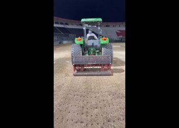 Código de barras em campo de futebol à noite.