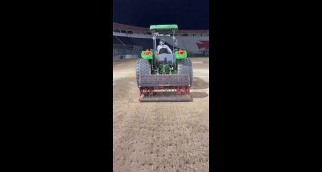 Código de barras em campo de futebol à noite.