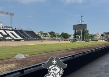 Estádio do Vasco da Gama com vista do campo e arquibancadas.