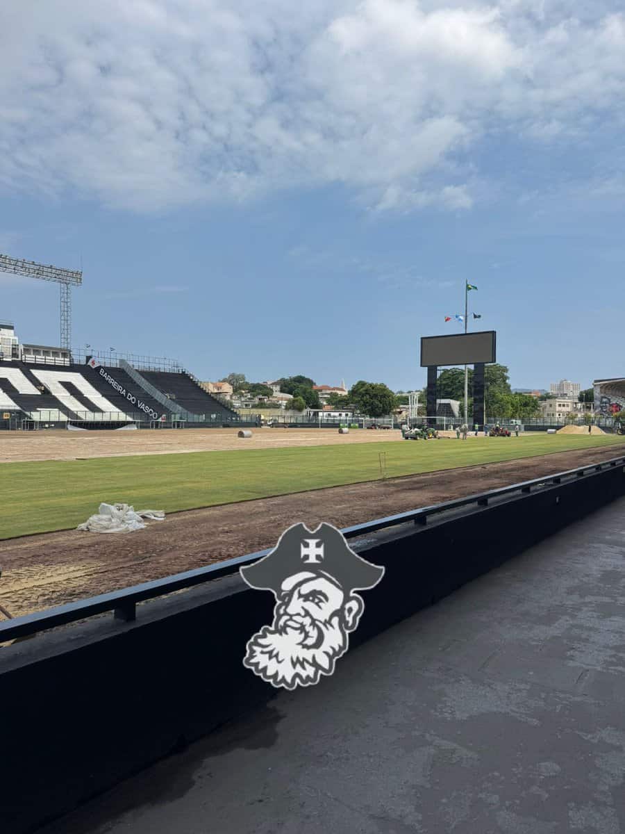Estádio do Vasco da Gama com vista do campo e arquibancadas.