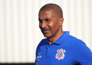 Jogador do Corinthians com uniforme azul.