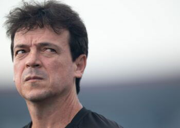 Aparecimento de jornalista na partida do Vasco jogando no estádio.