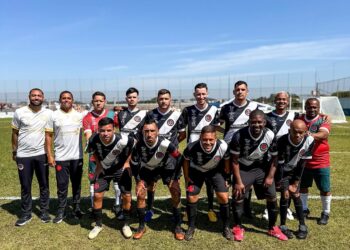 Vasco da Gama em campo com jogadores e comissão técnica.