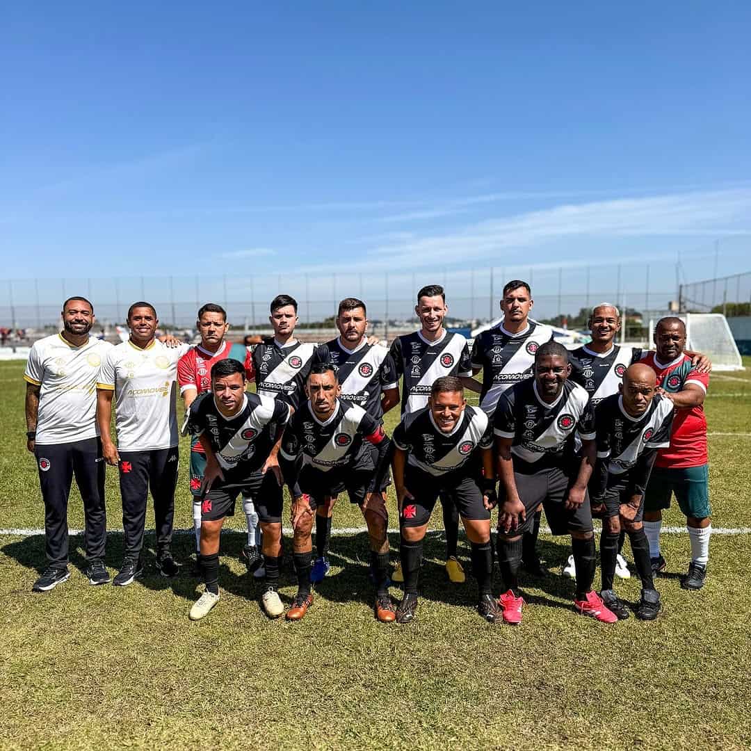 Vasco da Gama em campo com jogadores e comissão técnica.
