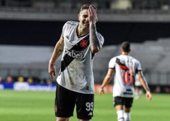 Jogador do Vasco comemorando gol em campo.