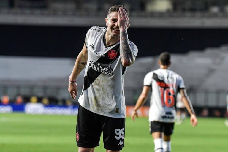 Jogador do Vasco comemorando gol em campo.