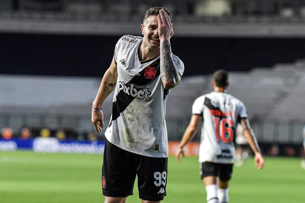 Jogador do Vasco comemorando gol em campo.