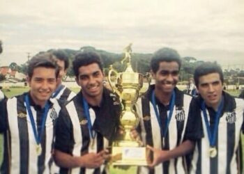 Campeões jovens com troféu e medalhas.