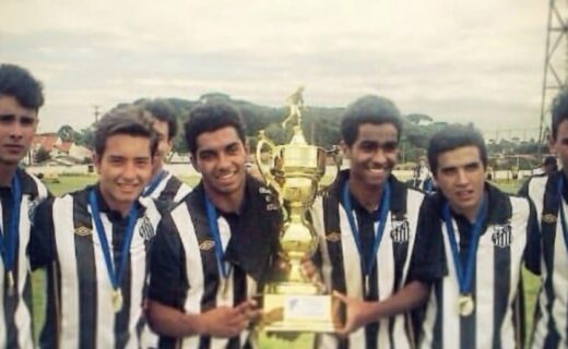 Campeões jovens com troféu e medalhas.